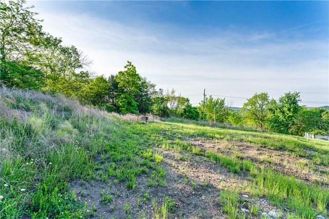 1078 E Huntsville Road, Fayetteville, AR 72701
