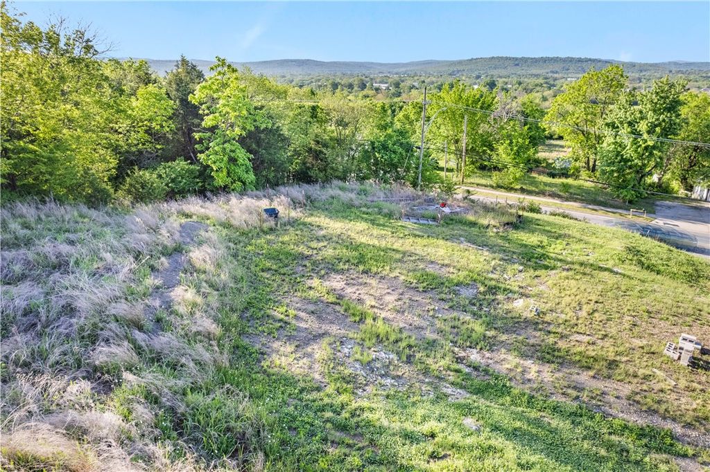 1078 E Huntsville Road, Fayetteville, AR 72701