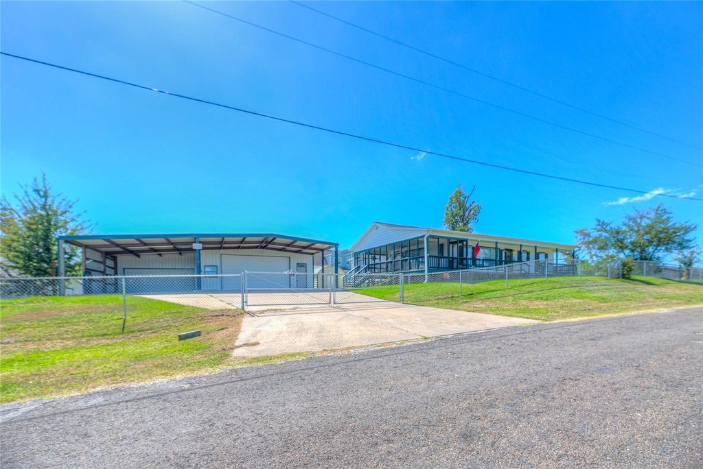 332 S Oak Lee Drive S, Onalaska, TX 77360