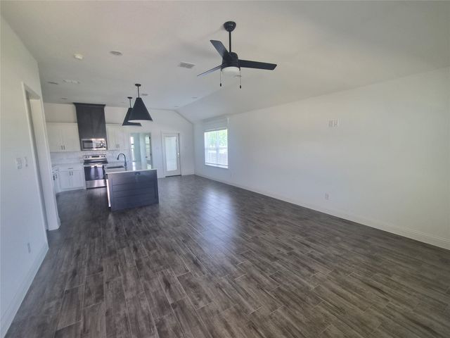 900 Tesslynn Avenue, Godley, TX 76044