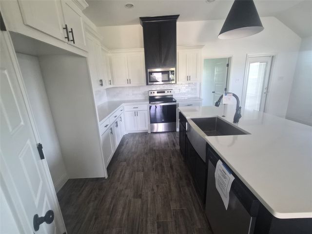 900 Tesslynn Avenue, Godley, TX 76044