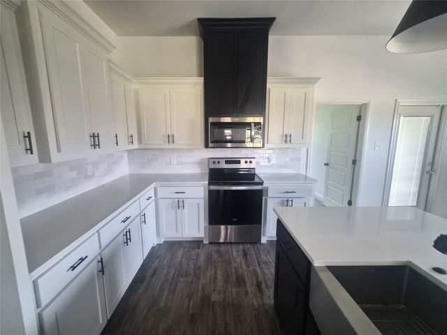 900 Tesslynn Avenue, Godley, TX 76044