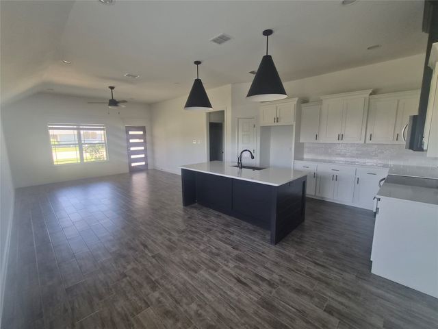 900 Tesslynn Avenue, Godley, TX 76044