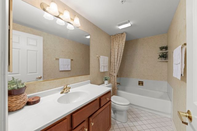 31 E Grove Street 201, Lombard, IL 60148