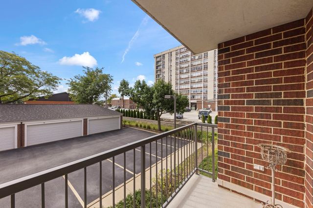 31 E Grove Street 201, Lombard, IL 60148