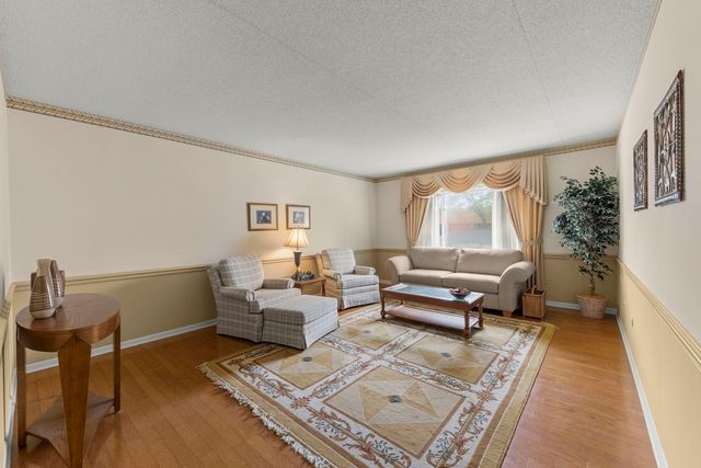 31 E Grove Street 201, Lombard, IL 60148