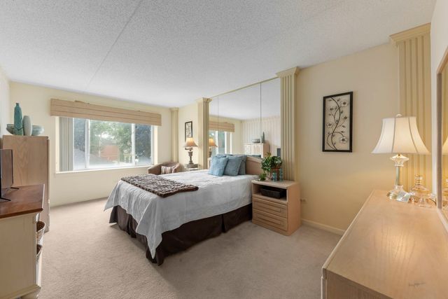 31 E Grove Street 201, Lombard, IL 60148
