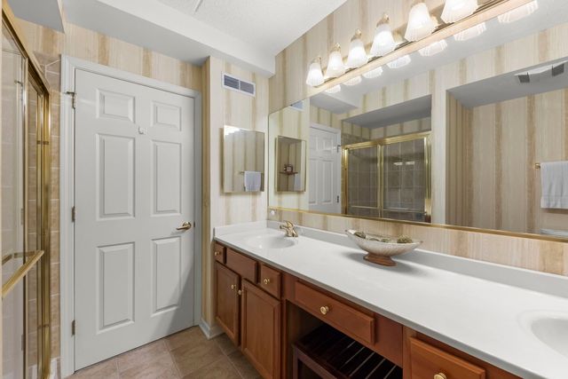 31 E Grove Street 201, Lombard, IL 60148