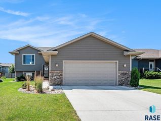 3209 E Brewster St, Sioux Falls, SD 57108
