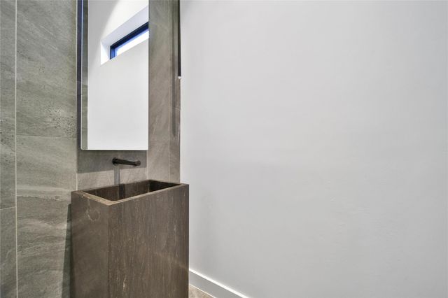 819 W 24th Street D, Houston, TX 77008