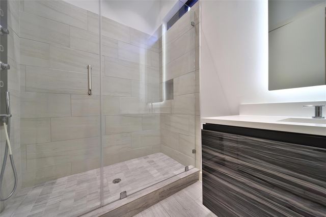 819 W 24th Street D, Houston, TX 77008