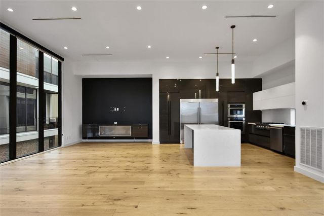 819 W 24th Street D, Houston, TX 77008