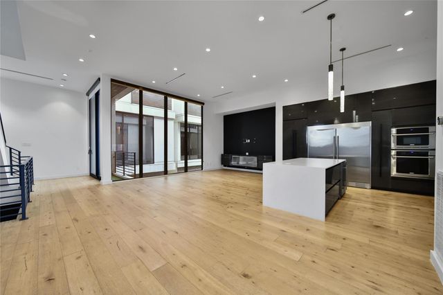 819 W 24th Street D, Houston, TX 77008