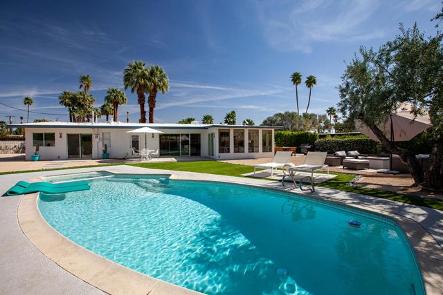 2007 E Andreas Road, Palm Springs, CA 92262