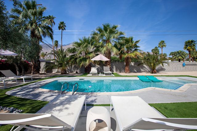 2007 E Andreas Road, Palm Springs, CA 92262
