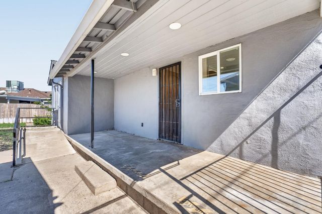 634 E Harney Ln, Lodi, CA 95242