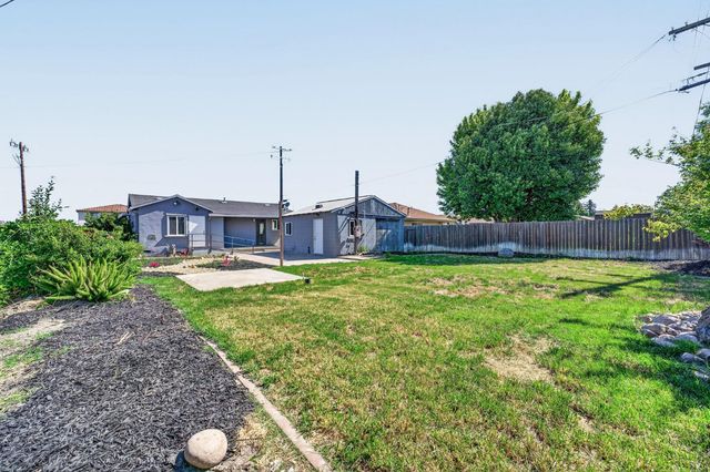634 E Harney Ln, Lodi, CA 95242