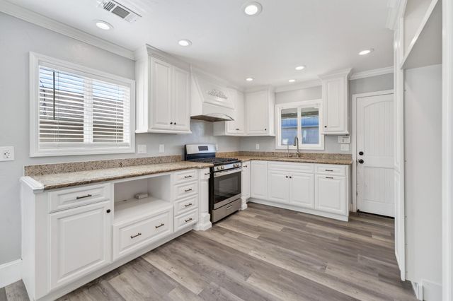 634 E Harney Ln, Lodi, CA 95242