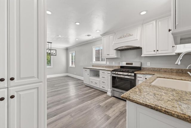 634 E Harney Ln, Lodi, CA 95242