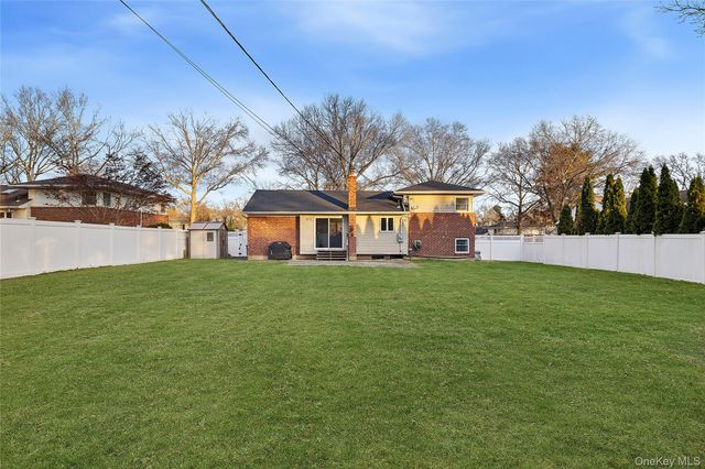 22 Niagara Lane, Commack, NY 11725