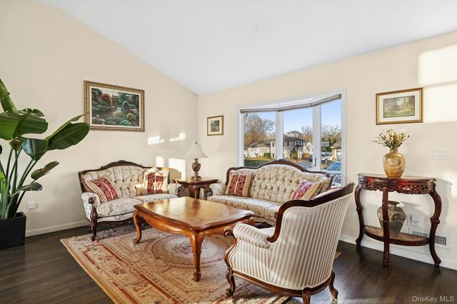 22 Niagara Lane, Commack, NY 11725