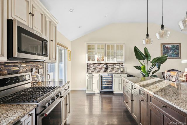 22 Niagara Lane, Commack, NY 11725