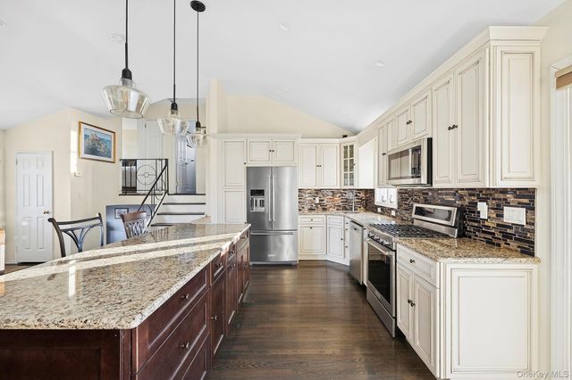 22 Niagara Lane, Commack, NY 11725