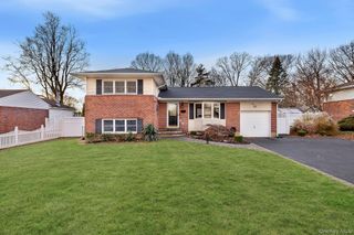 22 Niagara Lane, Commack, NY 11725