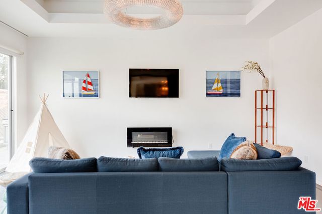 12148 Travis Street, Los Angeles, CA 90049