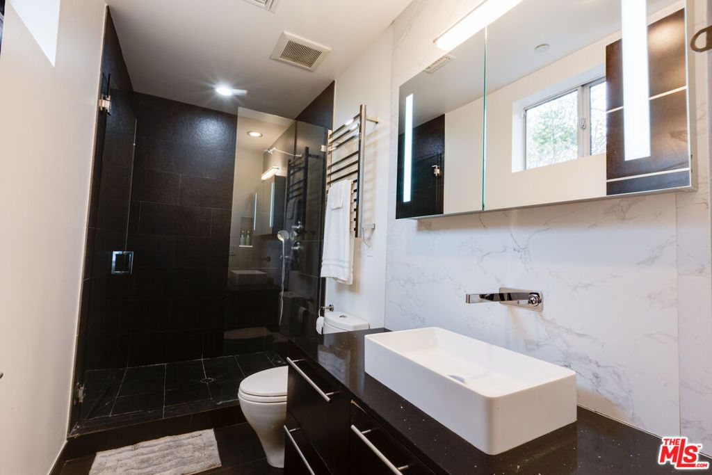 Image 11 of property listing at 12148 Travis Street, Los Angeles, CA 90049