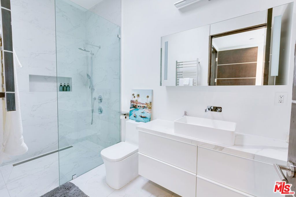 Image 15 of property listing at 12148 Travis Street, Los Angeles, CA 90049