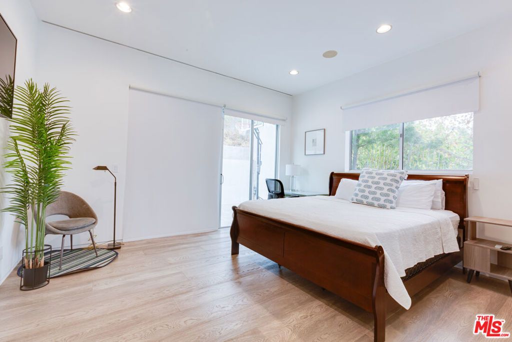 Image 16 of property listing at 12148 Travis Street, Los Angeles, CA 90049