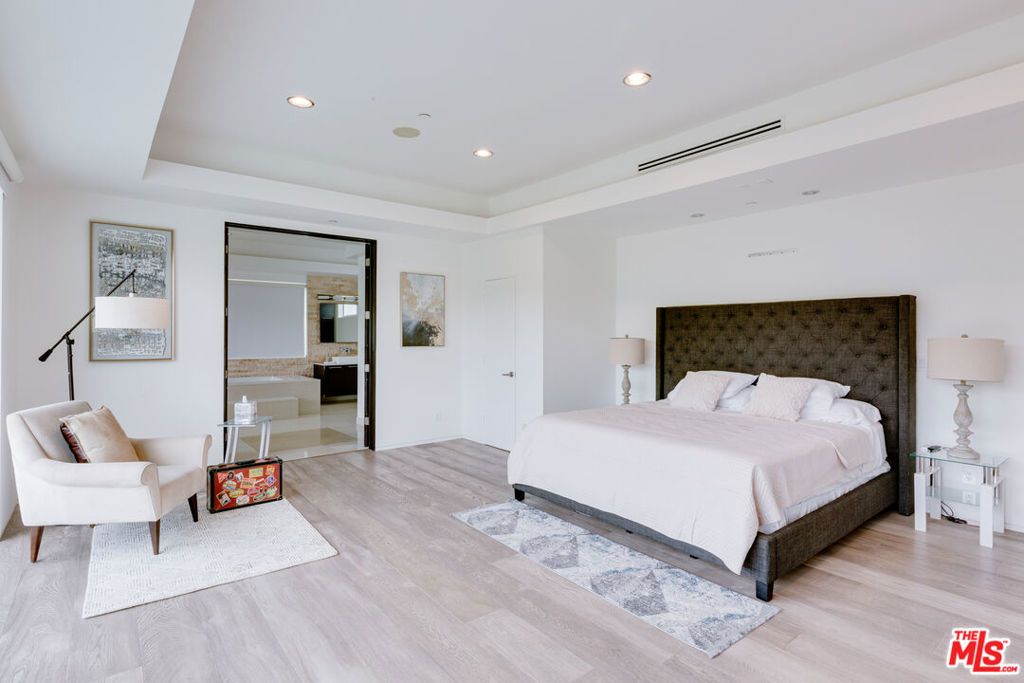 Image 17 of property listing at 12148 Travis Street, Los Angeles, CA 90049