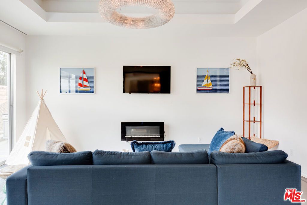 Image 18 of property listing at 12148 Travis Street, Los Angeles, CA 90049