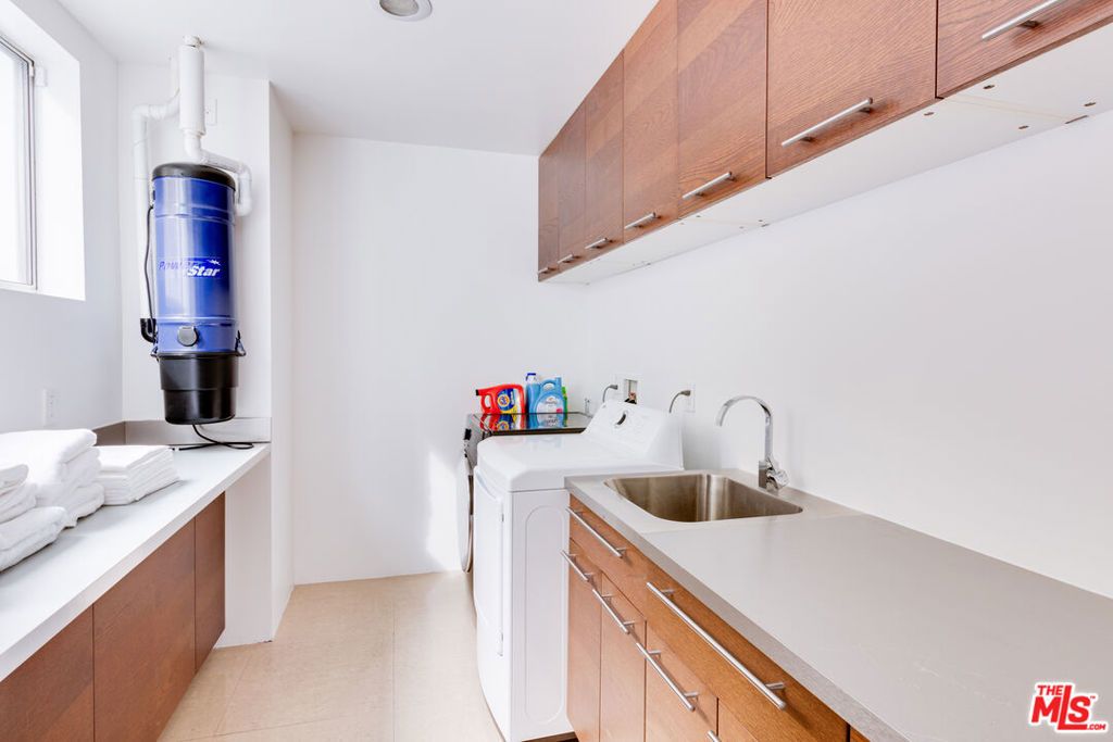 Image 19 of property listing at 12148 Travis Street, Los Angeles, CA 90049