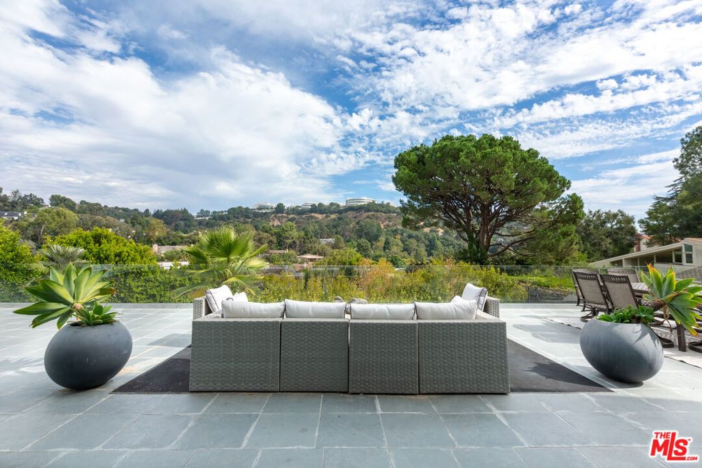 Image 20 of property listing at 12148 Travis Street, Los Angeles, CA 90049