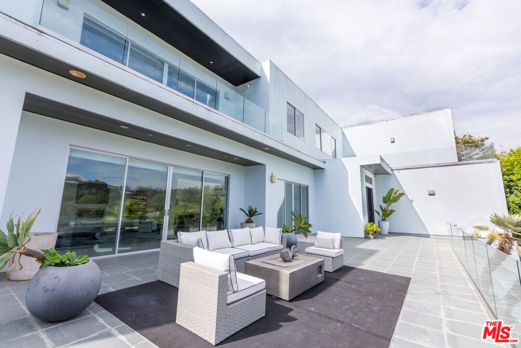 Image 21 of property listing at 12148 Travis Street, Los Angeles, CA 90049