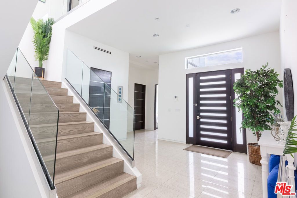 Image 5 of property listing at 12148 Travis Street, Los Angeles, CA 90049