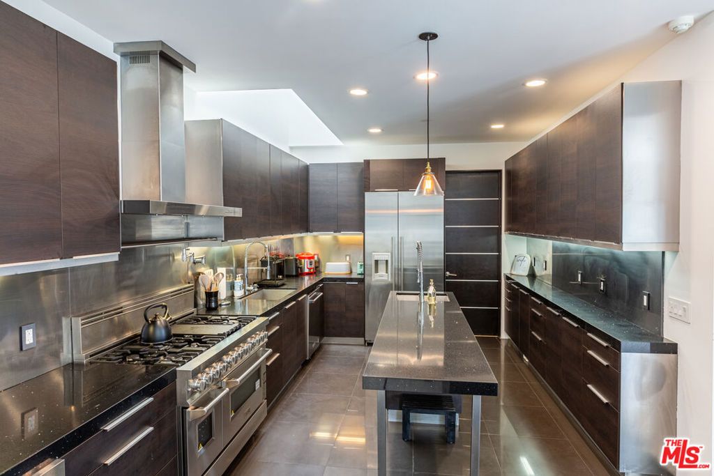 Image 7 of property listing at 12148 Travis Street, Los Angeles, CA 90049