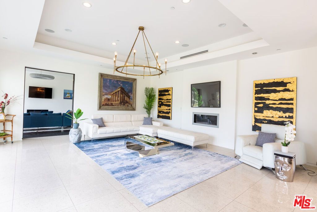 Image 9 of property listing at 12148 Travis Street, Los Angeles, CA 90049