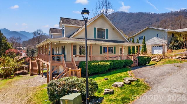 60 Rolling Lane, Maggie Valley, NC 28751
