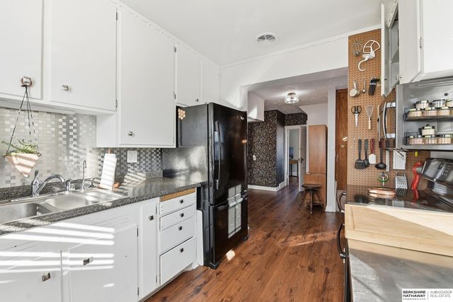 3052 S 43rd Street, Omaha, NE 68105