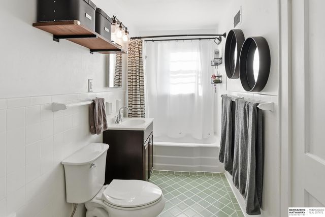 3052 S 43rd Street, Omaha, NE 68105