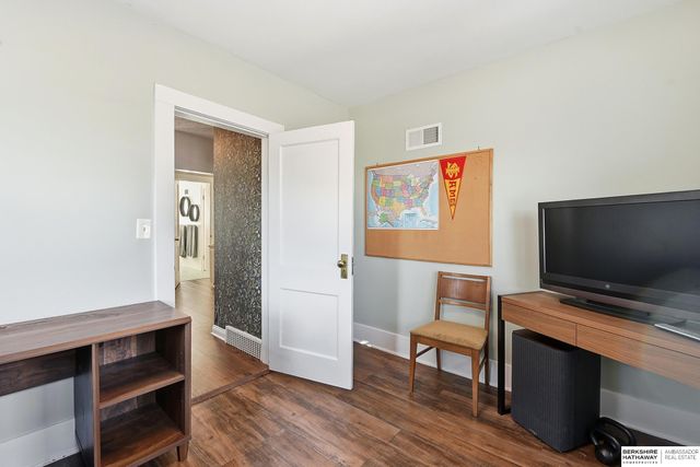 3052 S 43rd Street, Omaha, NE 68105