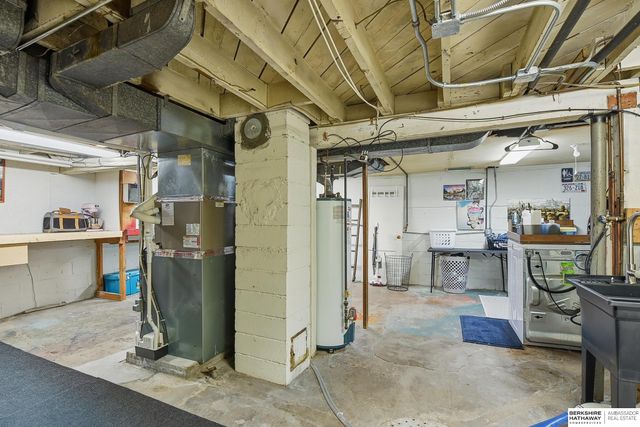 3052 S 43rd Street, Omaha, NE 68105