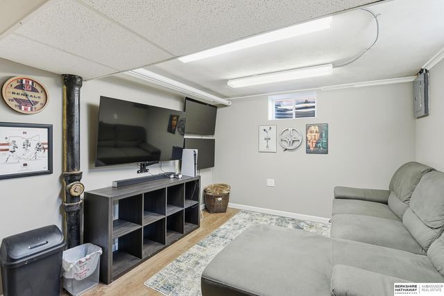 3052 S 43rd Street, Omaha, NE 68105