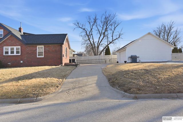 3052 S 43rd Street, Omaha, NE 68105