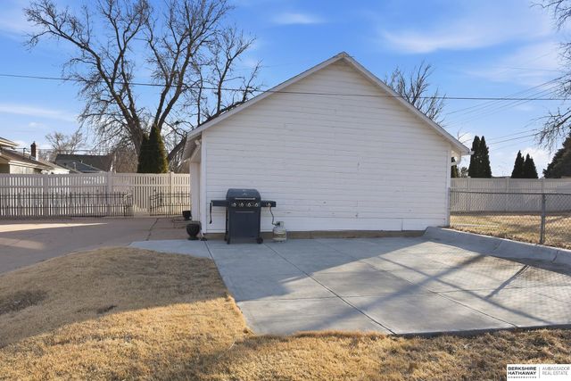 3052 S 43rd Street, Omaha, NE 68105