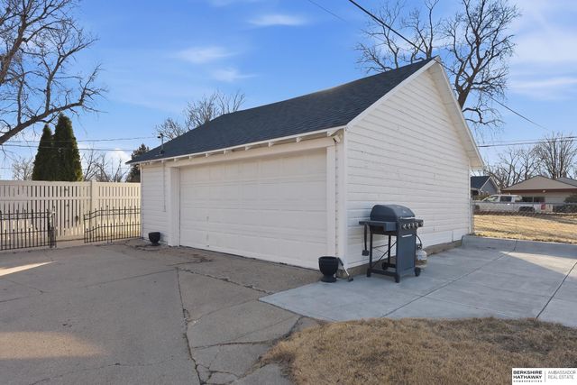 3052 S 43rd Street, Omaha, NE 68105