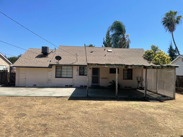 2616 W Iris Avenue, Visalia, CA 93277